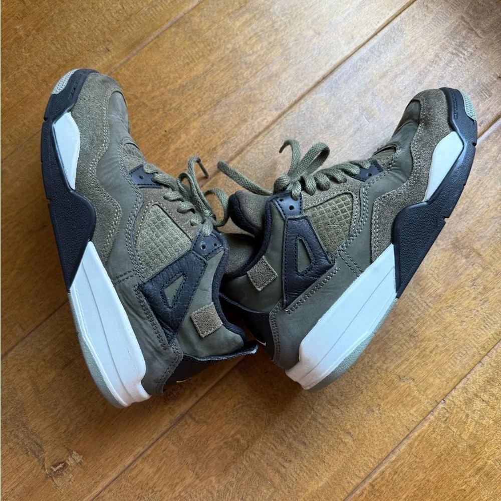 Jordan 4 Olive Green Kids Shoes - Picture 5 of 7